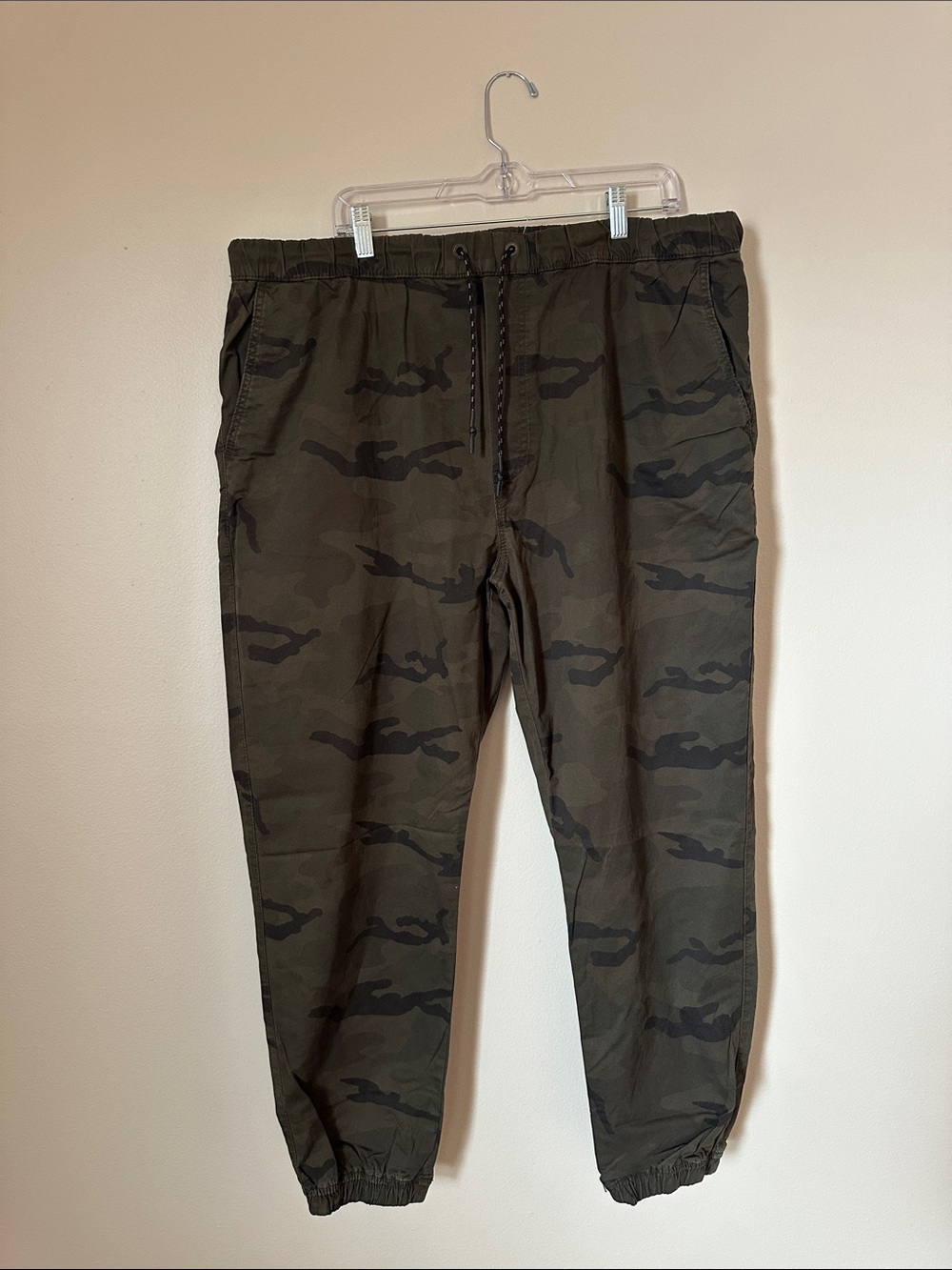 American Eagle Men's Olive Camo Jogger Pants